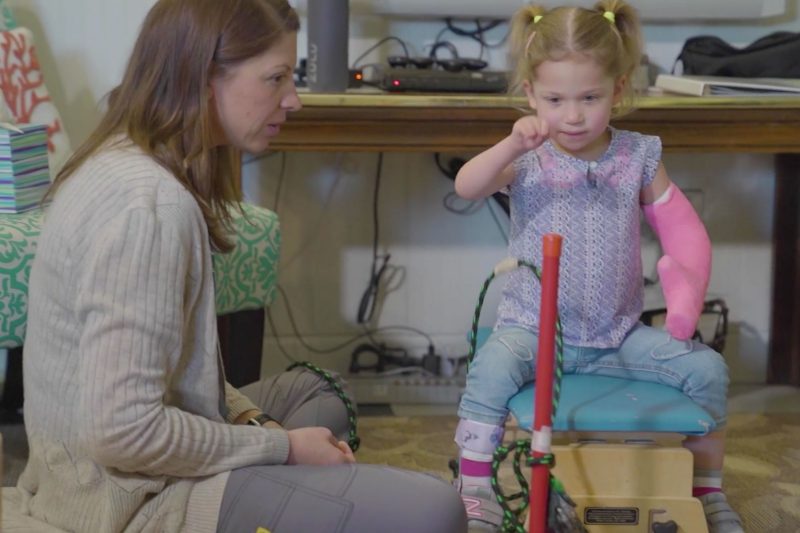 mother and daughter with broken arm in a cast
